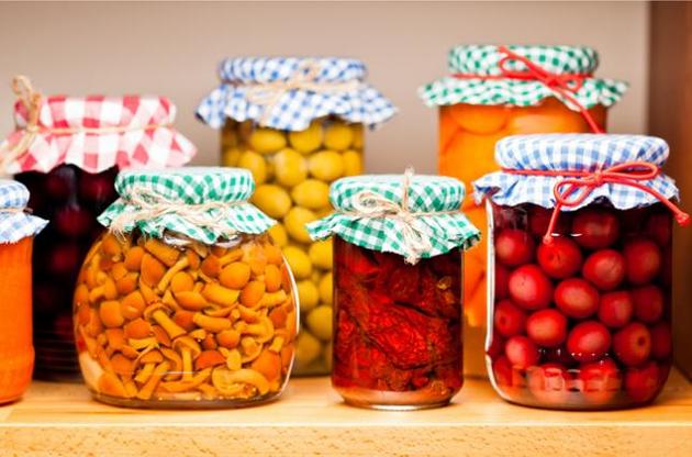 У процес заготівлі продуктів на зиму залучили навіть молодих людей до 30 років