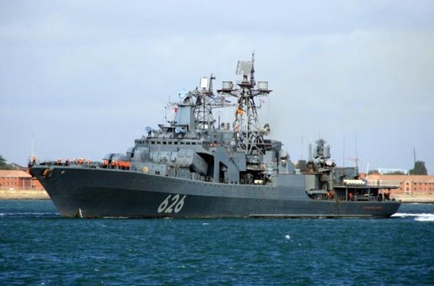Фрегат Королівського флоту Великої Британії стежить за російським судном