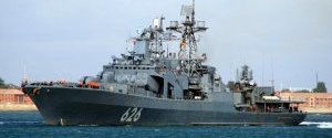 Фрегат Королевского флота Великобритании следит за российским судном