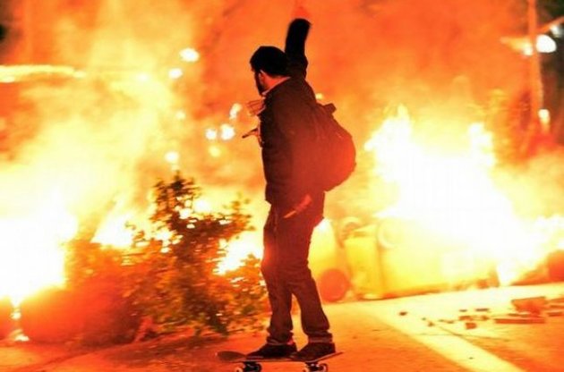 Протестующие в Рио-де-Жанейро строили и поджигали баррикады