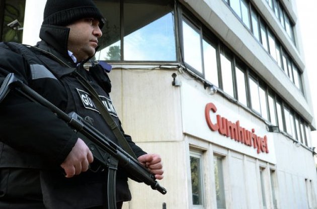 Полиция взяла под усиленную охрану диппредставительства РФ в Турции после убийства российского посла