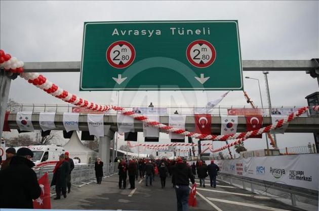 В Турции запустили подземный автомобильный тоннель под Босфором