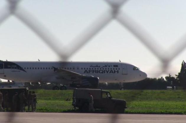 Викрадачі лівійського літака А320 відпустили всіх пасажирів та частину екіпажу