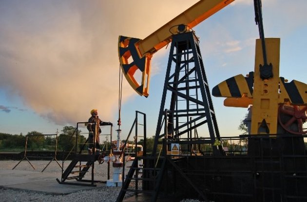 Нефть дорожает на данных о запасах в США