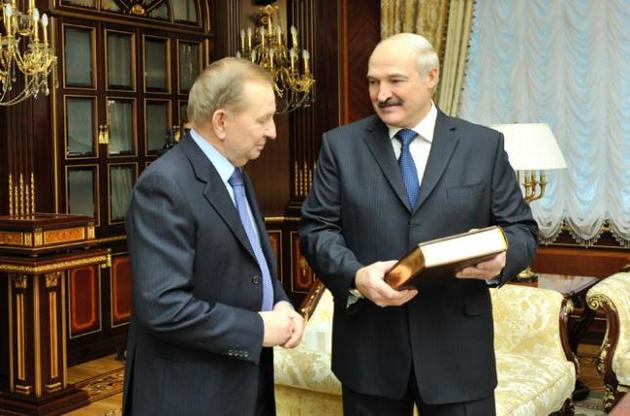Лукашенко подарил Кучме плюшевого петуха