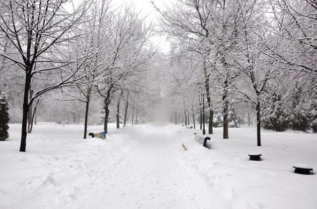 Минздрав запретил касаться на морозе металла голыми руками и языком, пить и курить