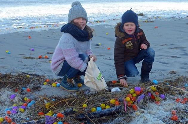 Для прибирання пляжу від іграшок залучили дітей