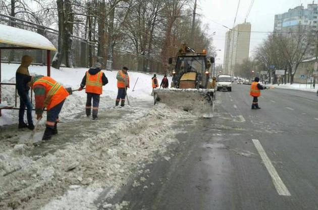 На боротьбу зі снігом у Києві вишли 60 бригад з лопатами і 270 тракторів