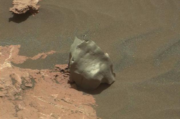 Curiosity виявив на Марсі металевий метеорит