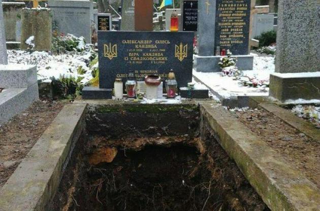 Александра Олеся перезахоронят на Лукьяновском кладбище