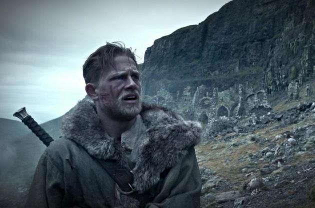 Молодой король Артур будет бороться за власть со своим дядей