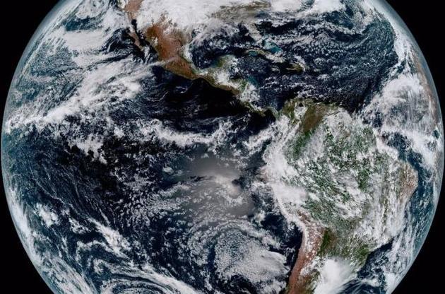 Новий метеосупутник NASA зробив перші знімки Землі і Місяця