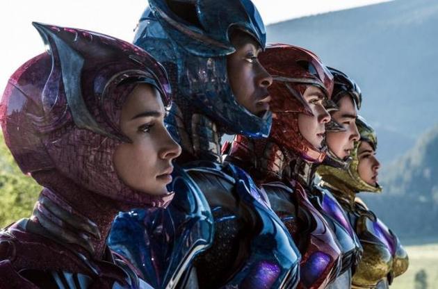 Звичайні старшокласники перетворяться на "могутніх рейнджерів"