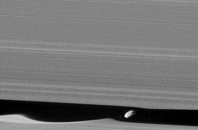 Cassini передала на Землю снимок "управляющего" кольцами Сатурна спутника