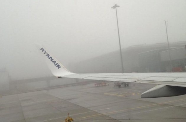 У Великій Британії через сильні тумани другу добу поспіль скасовані понад 100 авіарейсів