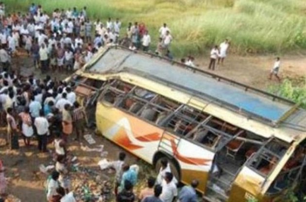 В Индии грузовик столкнулся со школьным автобусом, погибло более 20 детей