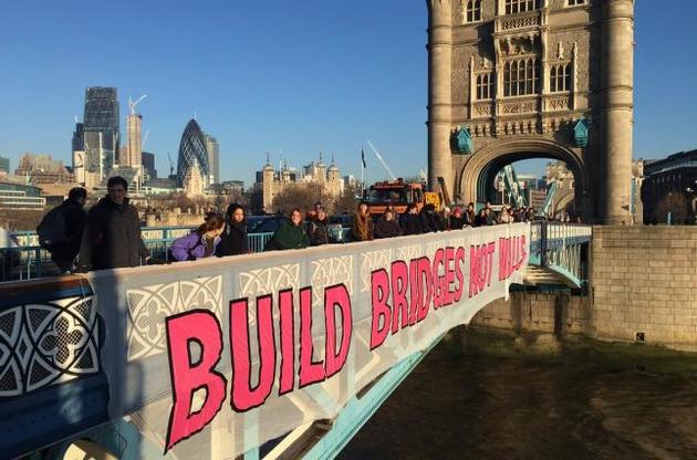 Британские активисты посоветовали Трампу строить мосты, а не стены