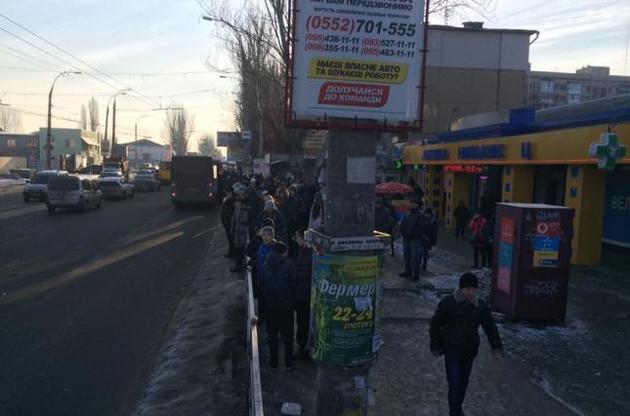 В Херсоне бастуют маршрутчики, люди скопились на остановках