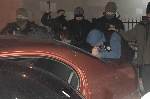 У Києві затримали суддю та адвоката під час передачі хабара