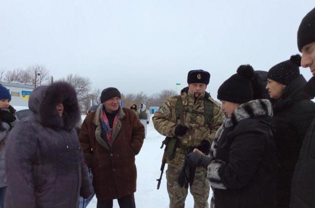 На контрольних пунктах у Донбасі утворилися великі черги