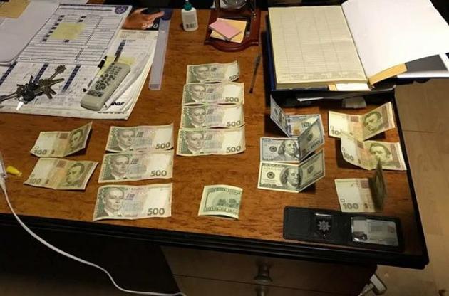 Затриманий отримав хабара у відділку поліції