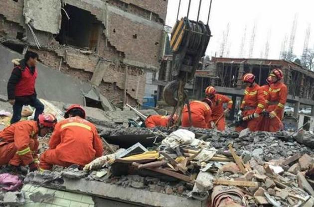 Завалы разбирают спасатели