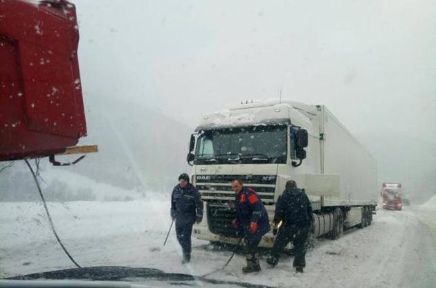 Через складні погодні умови рух транспорту обмежено у чотирьох областях України