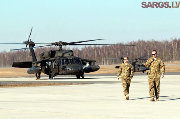 В Латвію прибули п'ять вертольотів Black Hawk