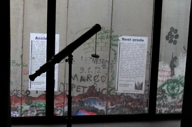 Окна гостиницы выходят на стену между Израилем и Палестиной