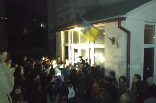 В здание Соломенского суда вошли жена и адвокаты Насирова