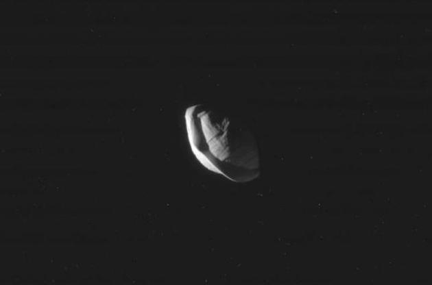 Cassini передала на Землю снимок спутника Сатурна странной формы