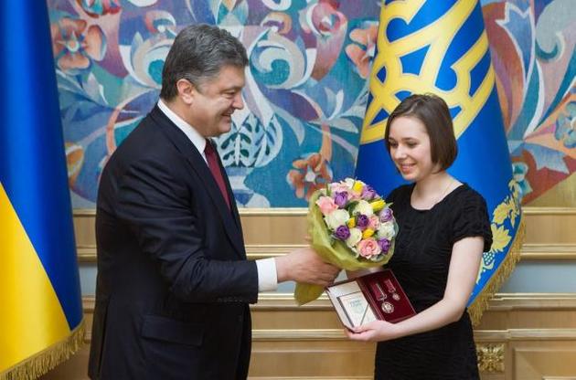 Президент лично вручил девушкам награды