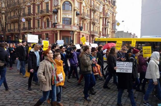 Феминистки вышли на марш в центре Киева