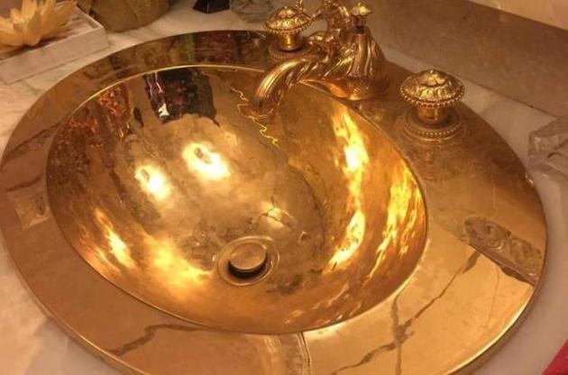 У директора-розтратника знайшли позолочену сантехніку