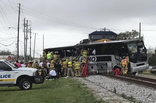 В США при столкновении поезда и автобуса погибли четыре человека
