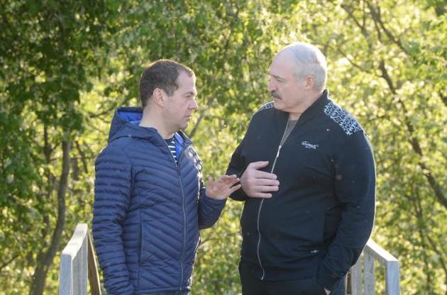 Лукашенко решил встать с колен