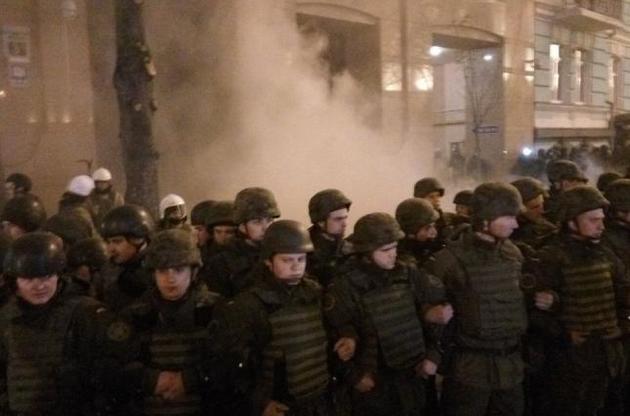 Сторонники блокады забросали петардами офис Ахметова в Киеве