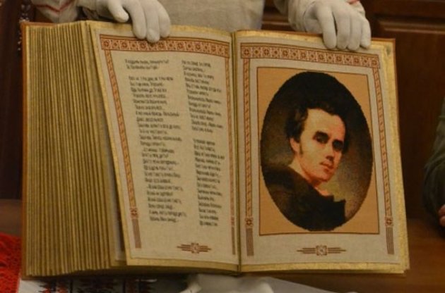 В киевском метро читали стихи Кобзаря