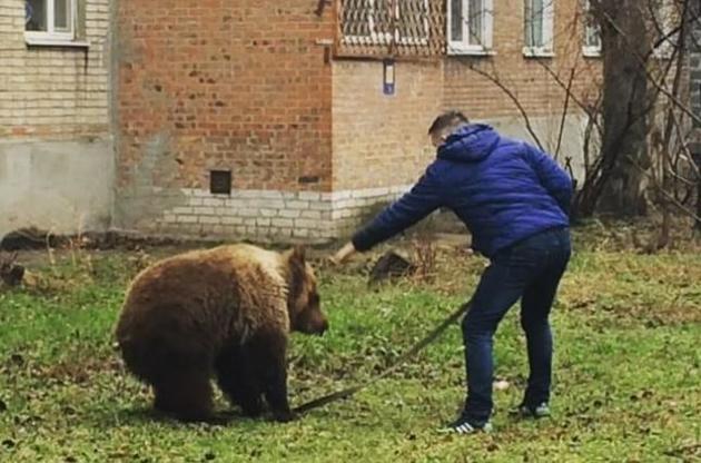 На вулиці в Таганрозі чоловік розгулював з ведмедем