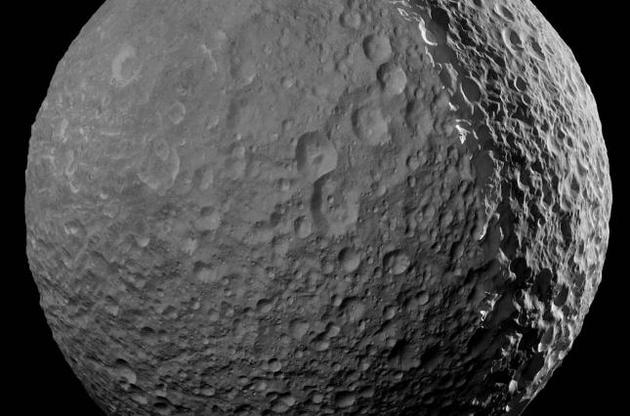 Cassini передала на Землю снимок Мимаса в высоком разрешении