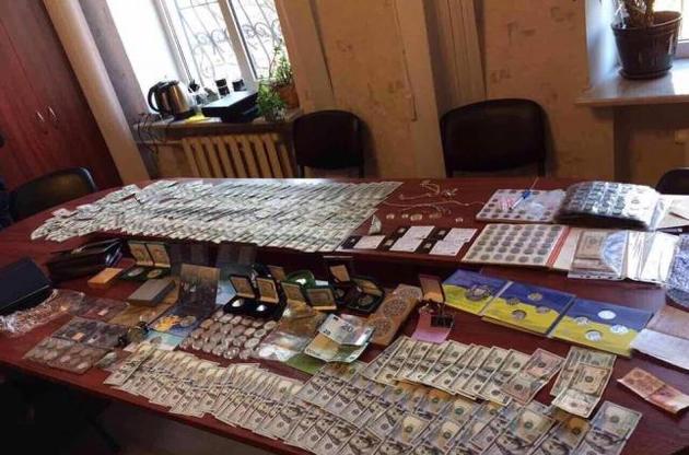 Начальник поліції Шостки, згідно декларації, жив на одну зарплату, але в кабінеті зберігав валюту і золоті злитки