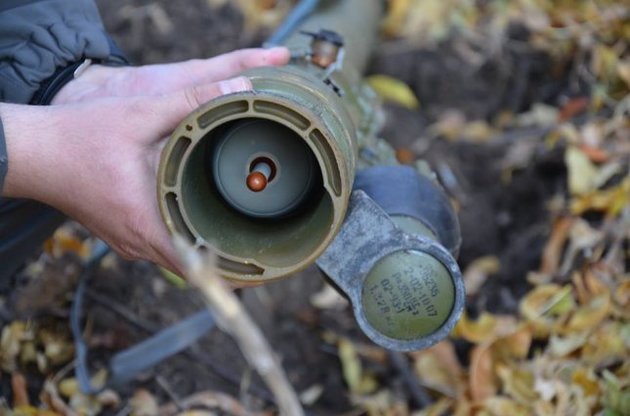 Російські найманці в Донбасі обмінюють крадену зброю на горілку та цигарки – розвідка