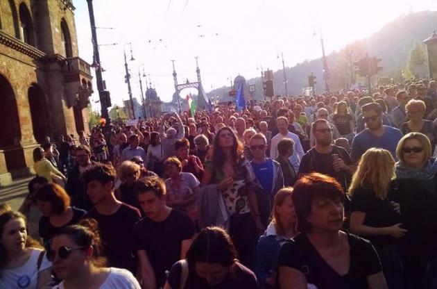 В Венгрии прошли многотысячные митинги в продержку университета Сороса