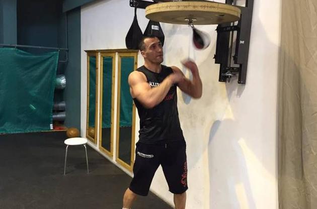 Кличко тренируется и проводит спарринги