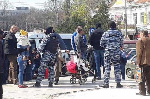 Российские силовики устроили облаву на рынке в Симферополе, сообщается о десятках задержанных
