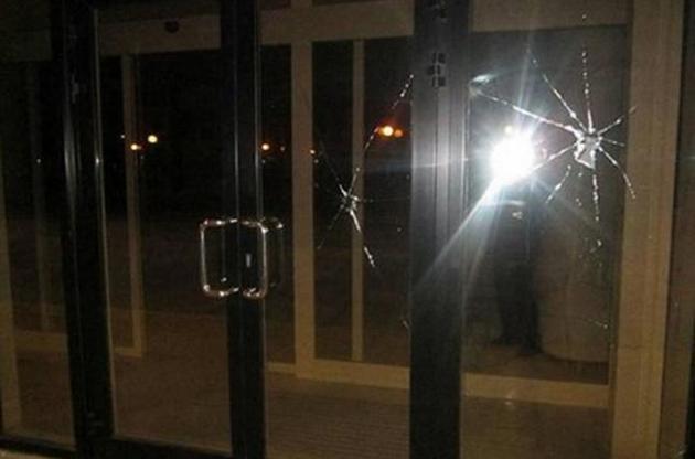 В Днепре пьяный молотком выбивал окна и двери здания ОГА