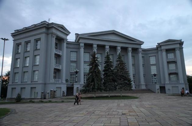 Художня школа - перша експериментальна спецшкола для обдарованих дітей (арх. Й. Каракіс, 1930-і роки), яка стала згодом Національним музеєм історії України.