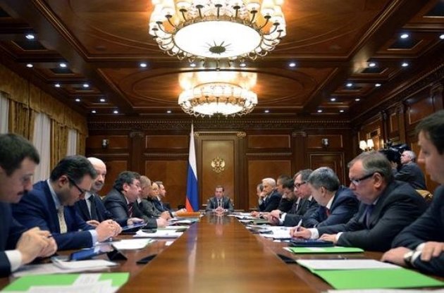 Рейтинг Медведева упал ниже 50%