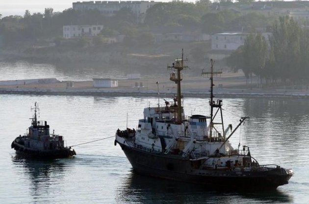 Российские пограничники задержали в Крыму украинский рыболовецкий сейнер