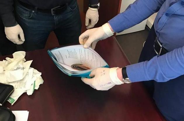 Чиновники торгували підписом під документом